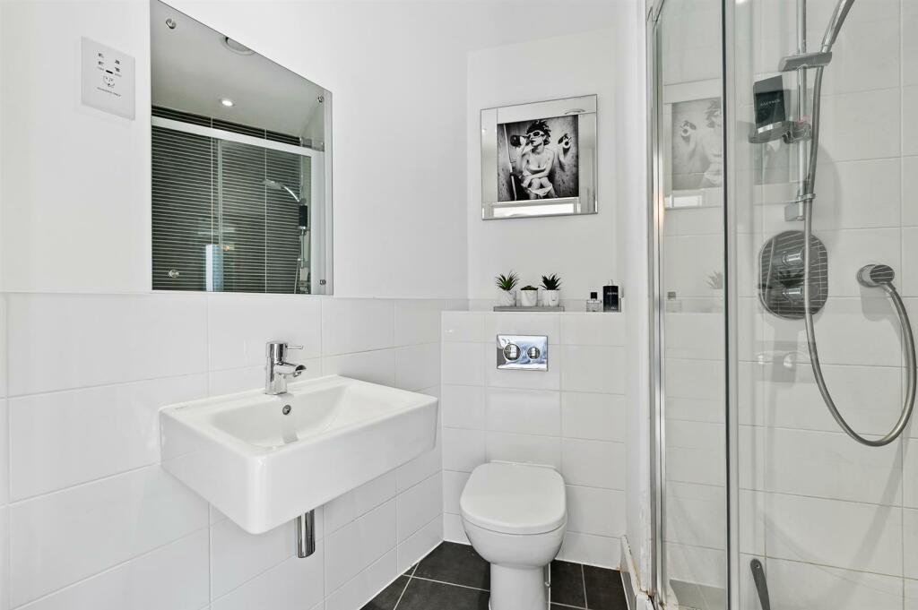 OC - 4 Longman House - Ensuite1-1.jpg