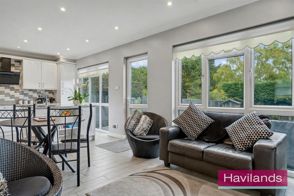 Lonsdale Drive EN2 7LH-21.jpg