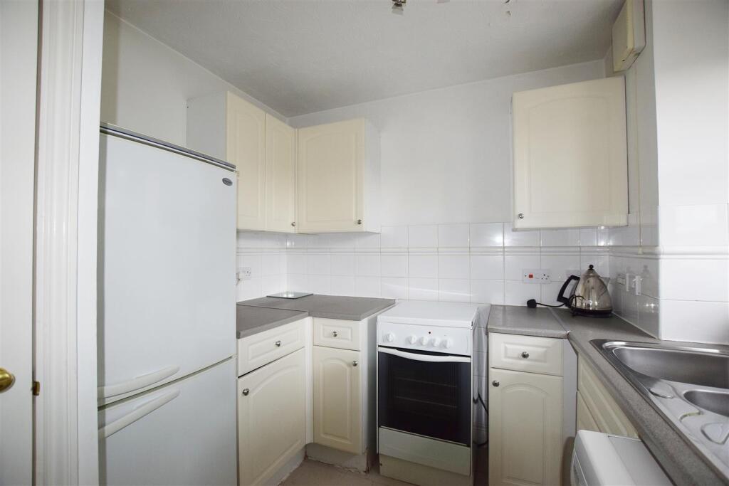 10Uptonclosekitch.JPG