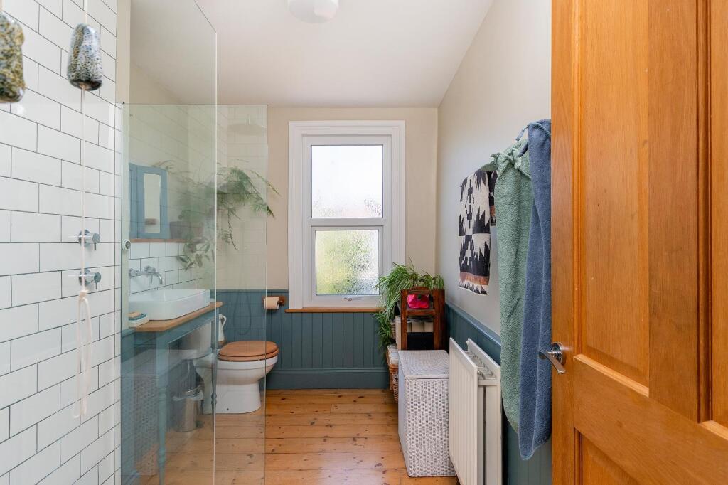 3Y7REN - Bathroom C.jpg