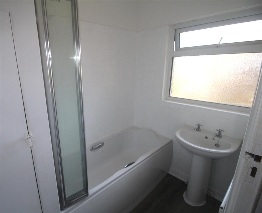 50 South bath pic 2.JPG