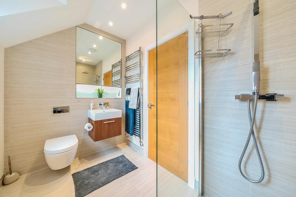 Large en-suite walk-in shower