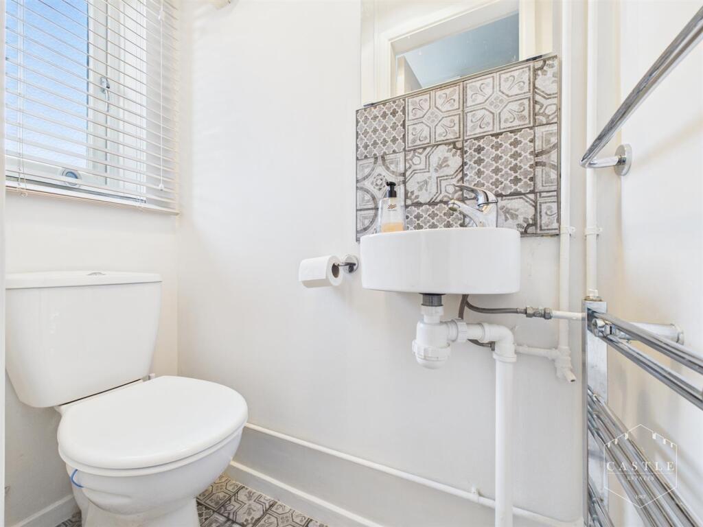 GUEST CLOAKROOM