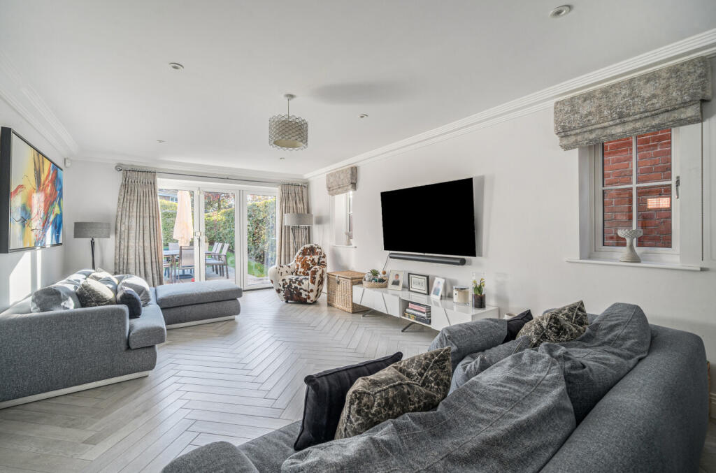 1372507-7-68fb463...