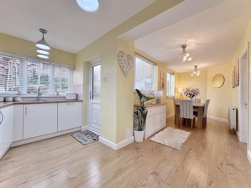 KITCHEN/DINING AREA