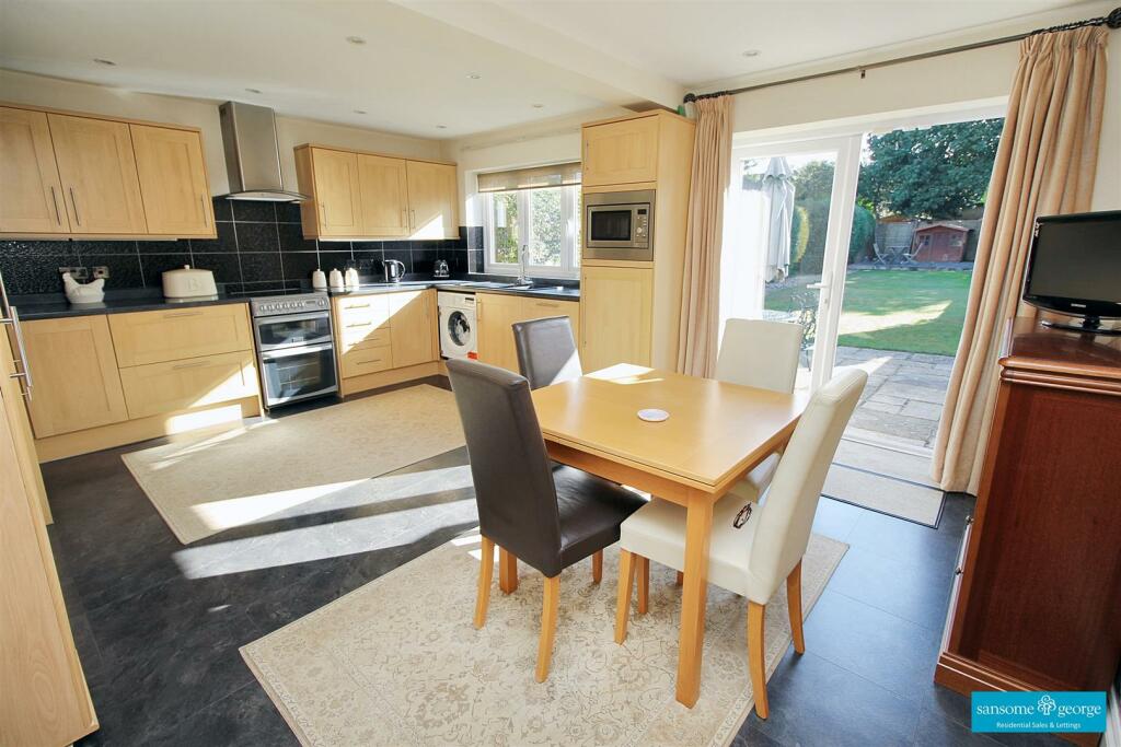 Kitchen/ Breakfast Room