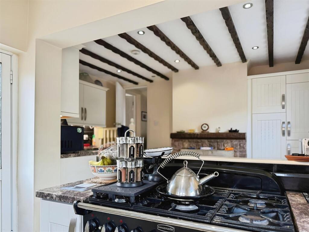 Kitchen/ Breakfast Room