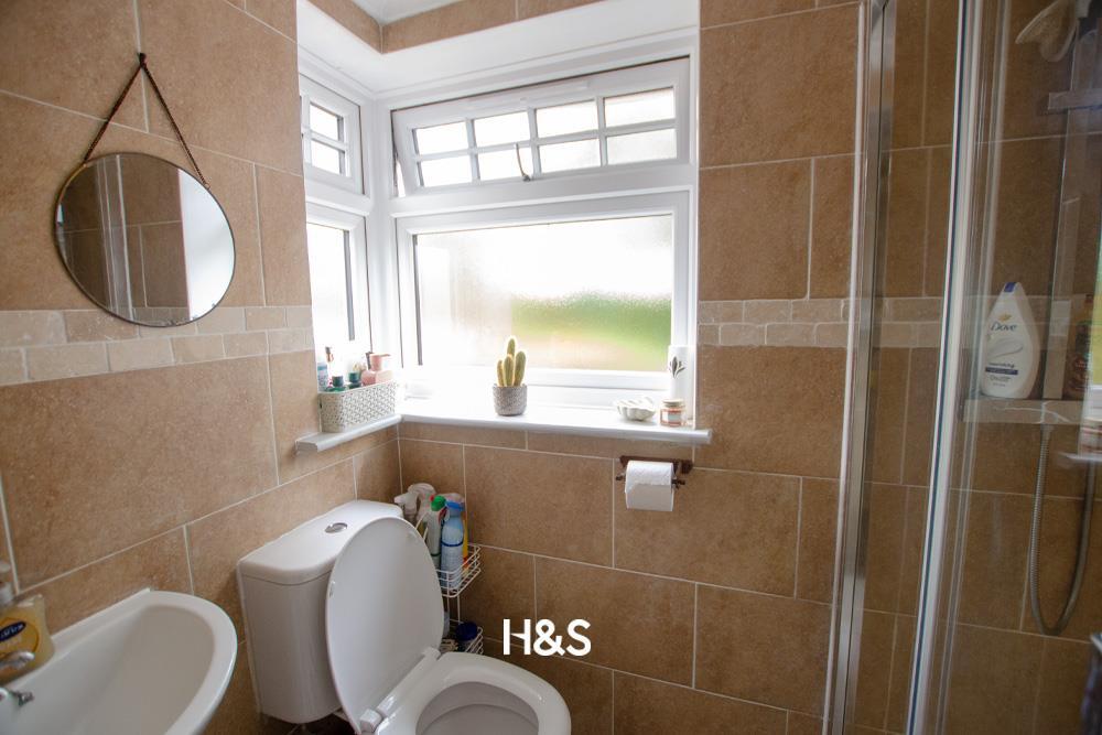 10 Hamlet Road - wc.jpg