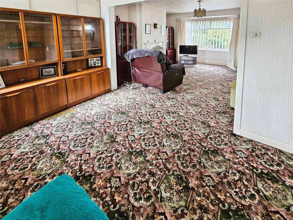 Lounge/Dining Room