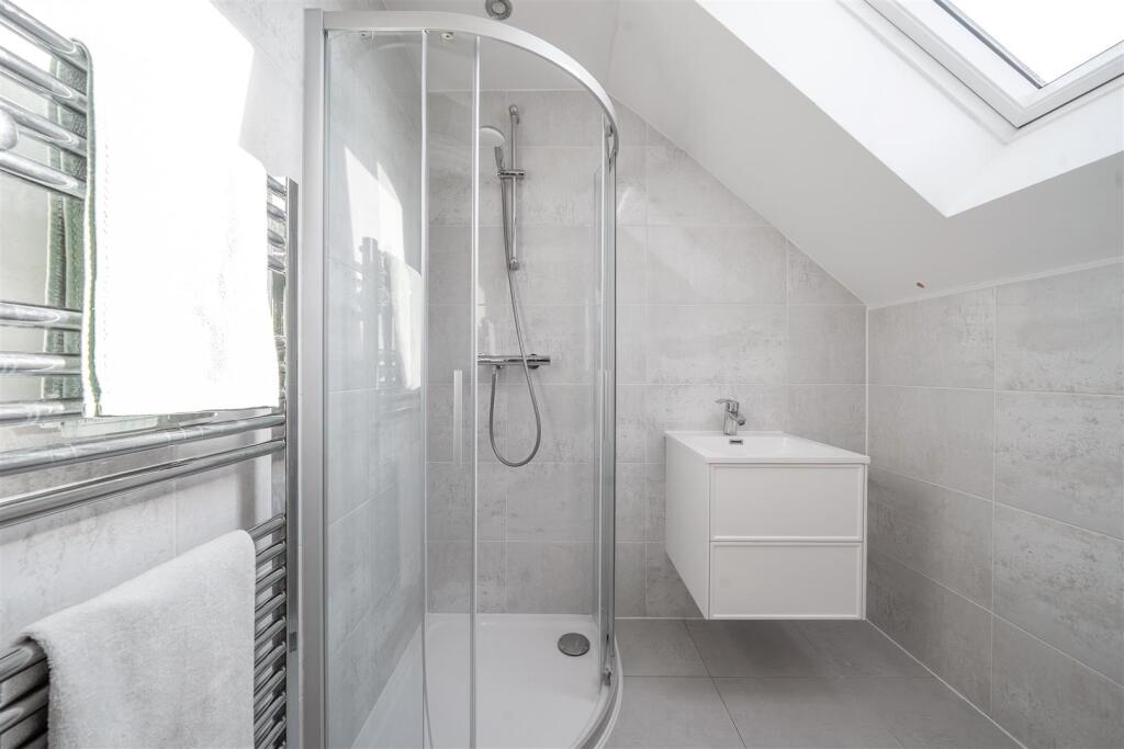En Suite Shower Room: