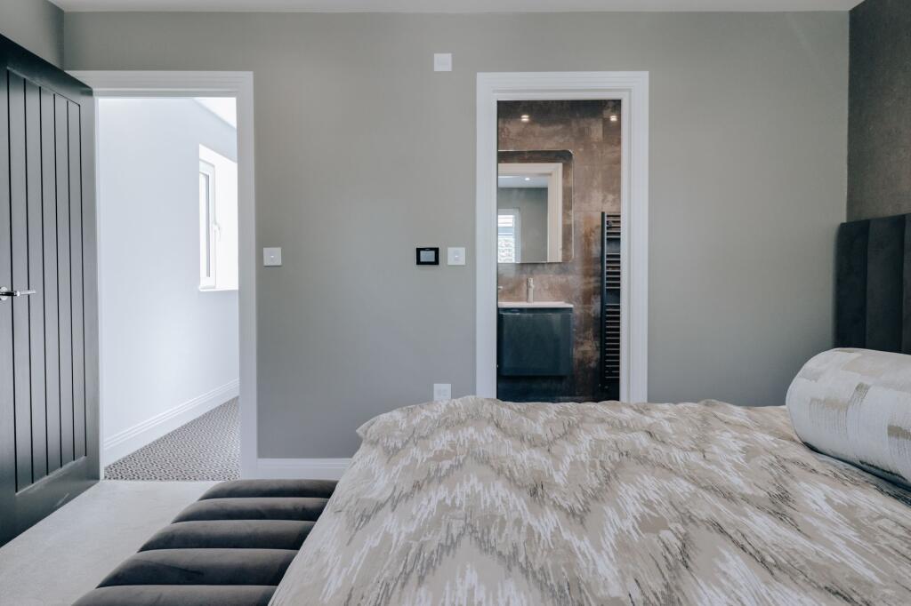 Main bedroom en-suite access