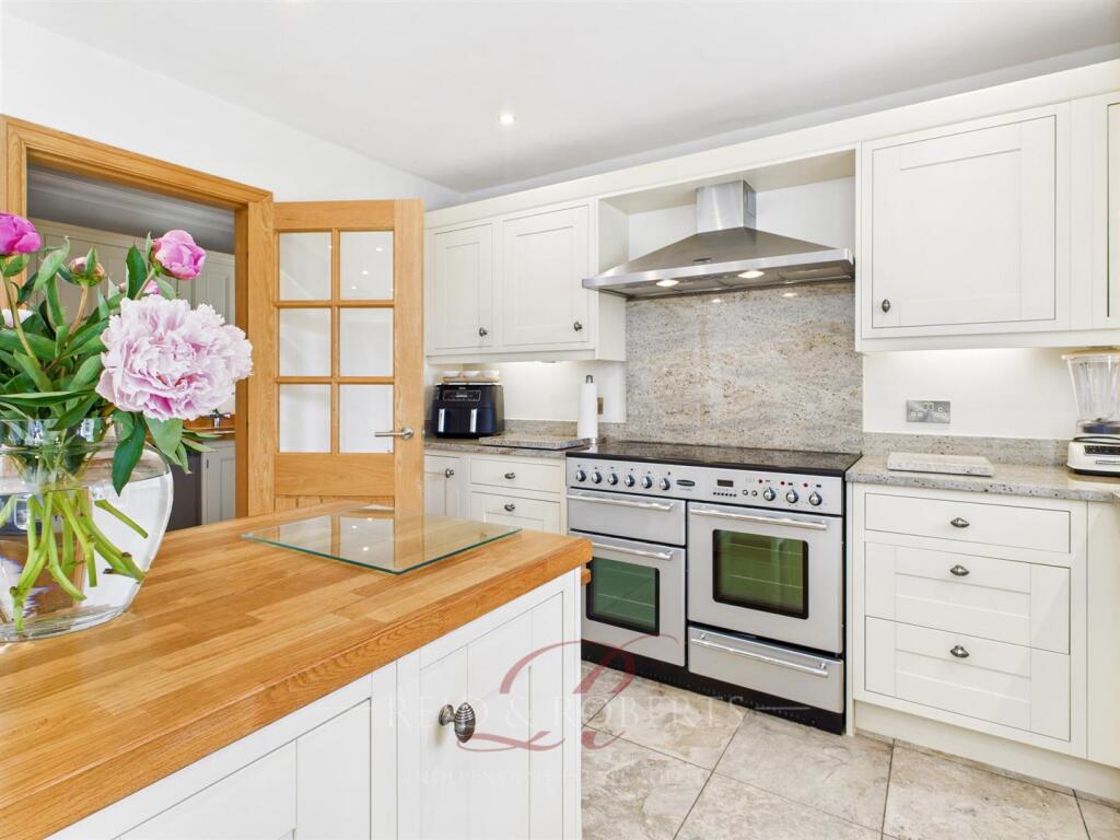 Kitchen/ Breakfast Room