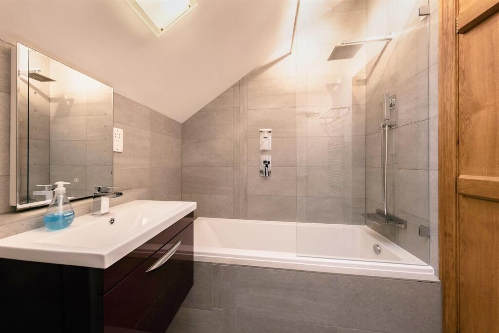 40 annexe bathroom.jpg