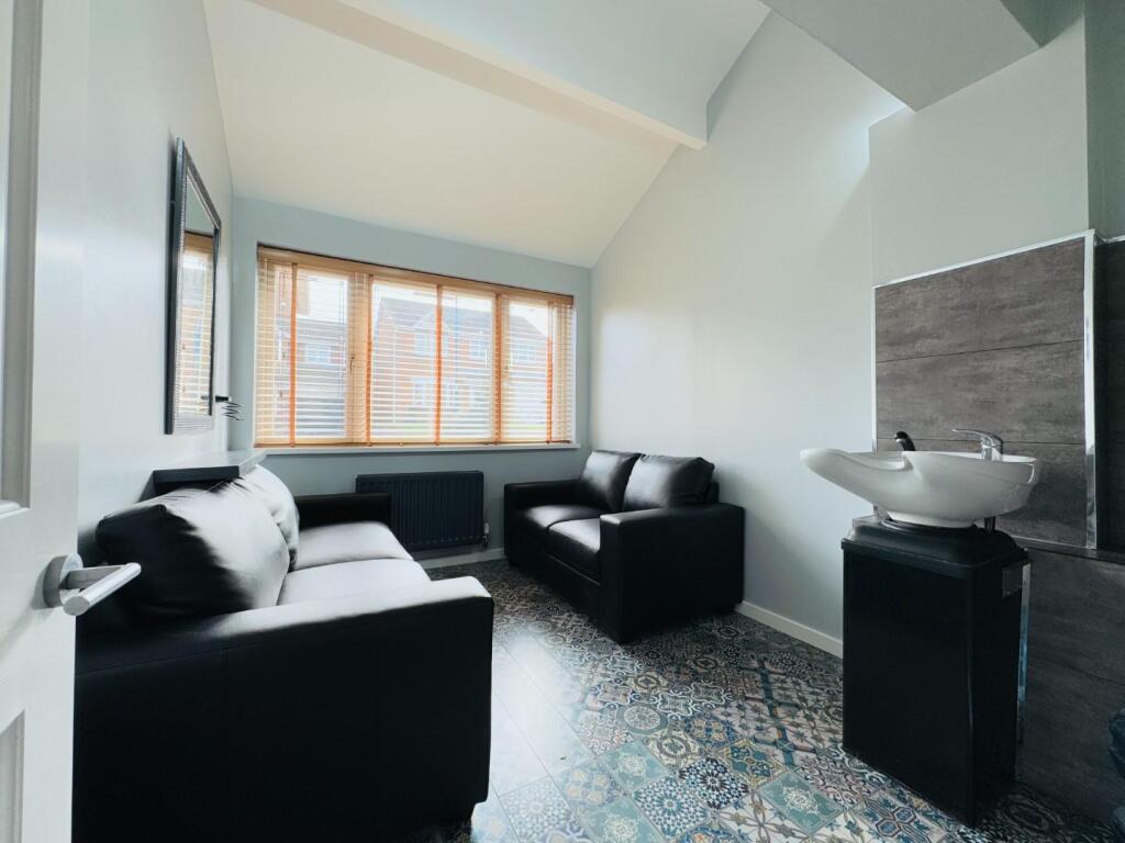 ADDITIONAL RECEPTION ROOM