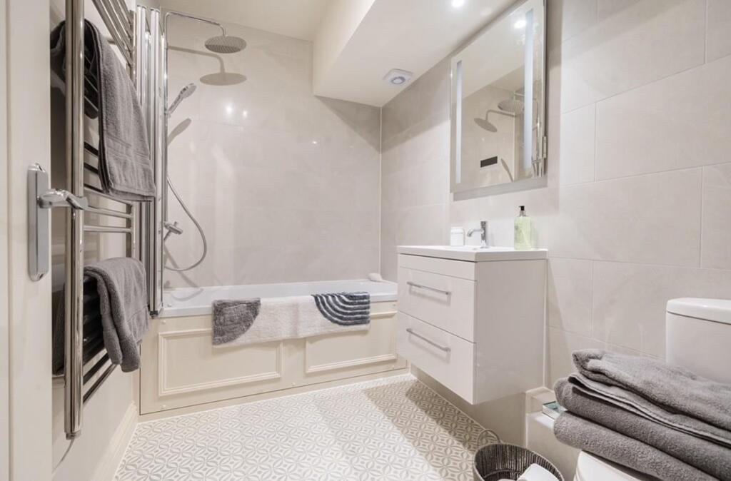 Flat 4 Bathroom!.jpg