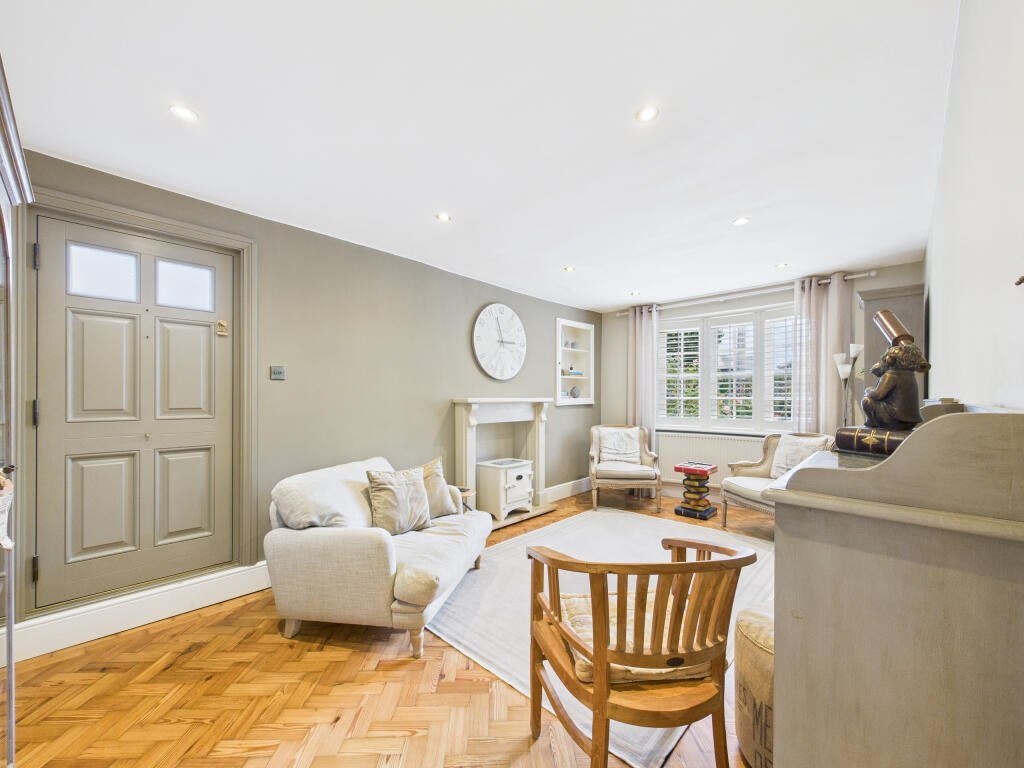 CAM01354G0-PR0600-STILL019