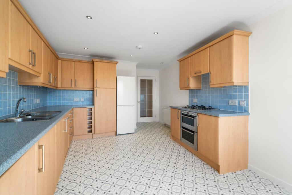 13_19 rosebank gardens, largs  (13).jpg