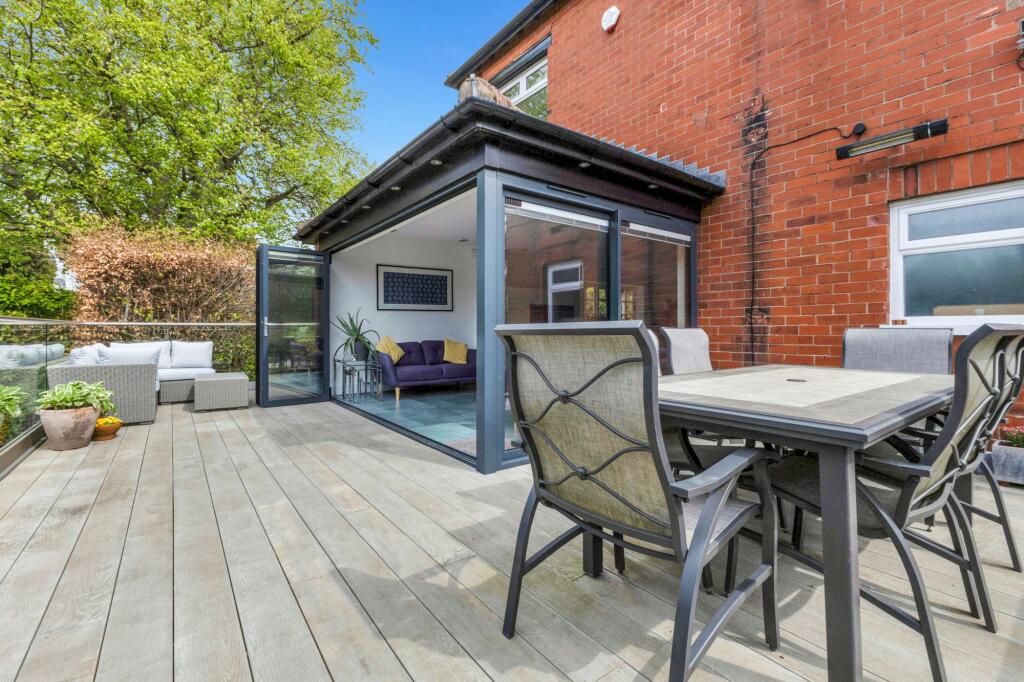Riased terrace/outdoor entertainment area