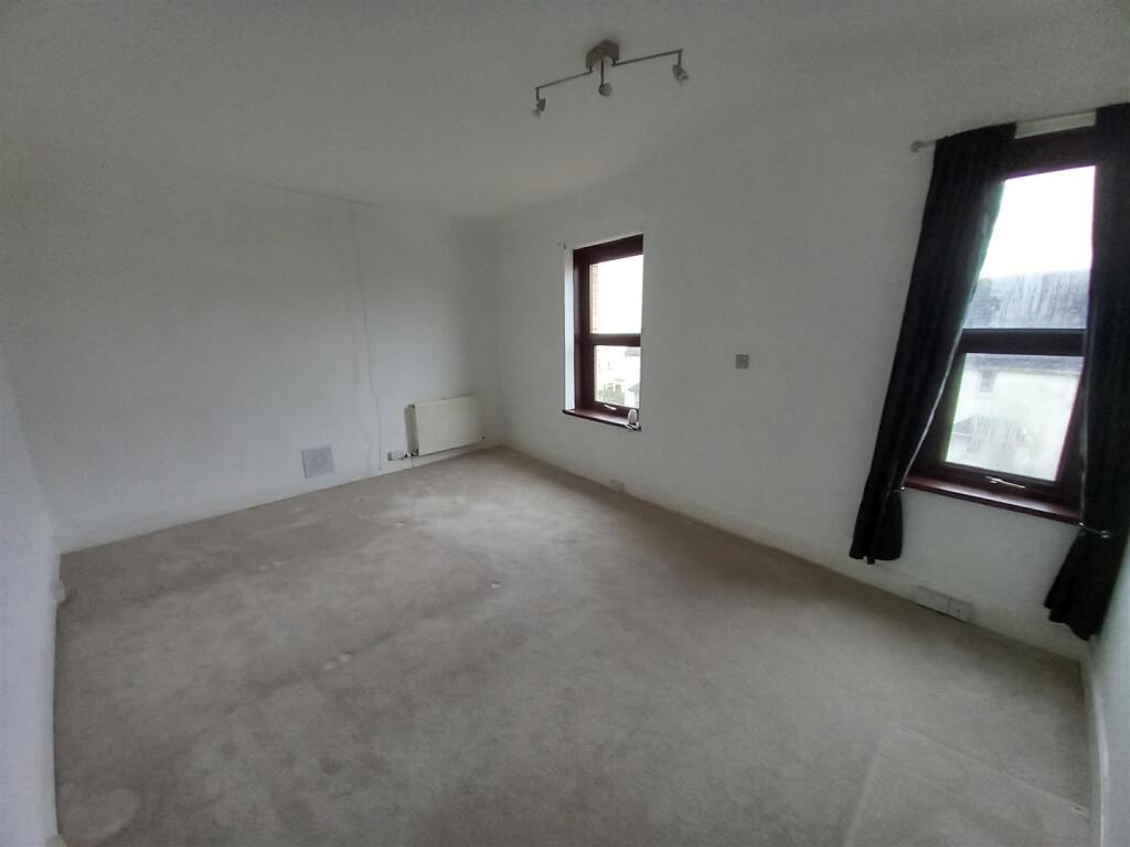 78 Clovelly Bed 1.jpg