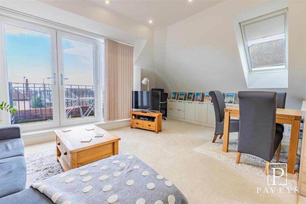 OPEN PLAN LOUNGE &amp; KITCHEN