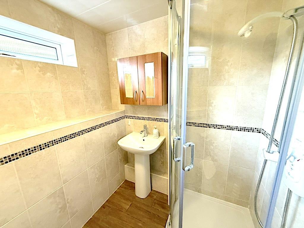 Bathroom 2nd.jpg