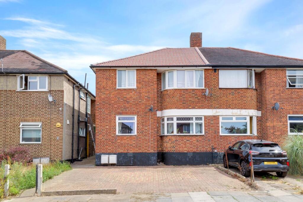 02-fb33JHPropWorld - 23 Meadow Close - 4.jpg