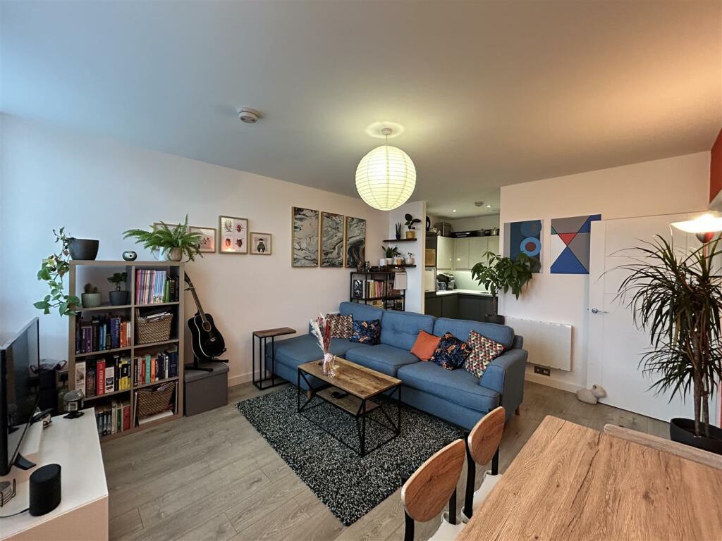 lounge 2.JPG