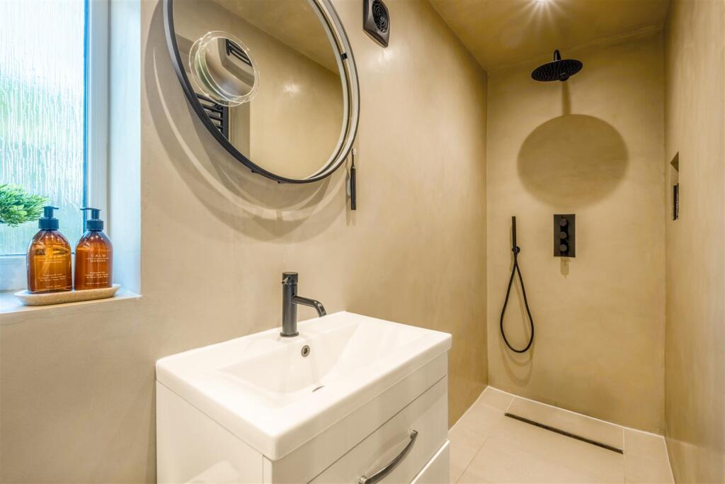 1 windlesham Close-14.jpg