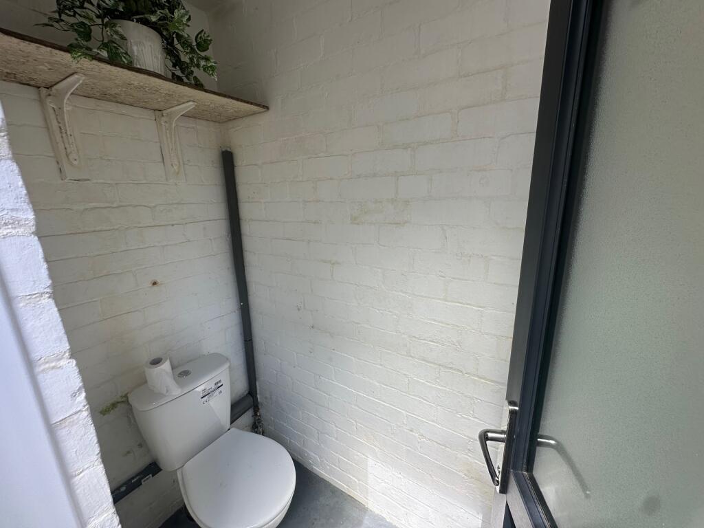 Cloakroom/wc