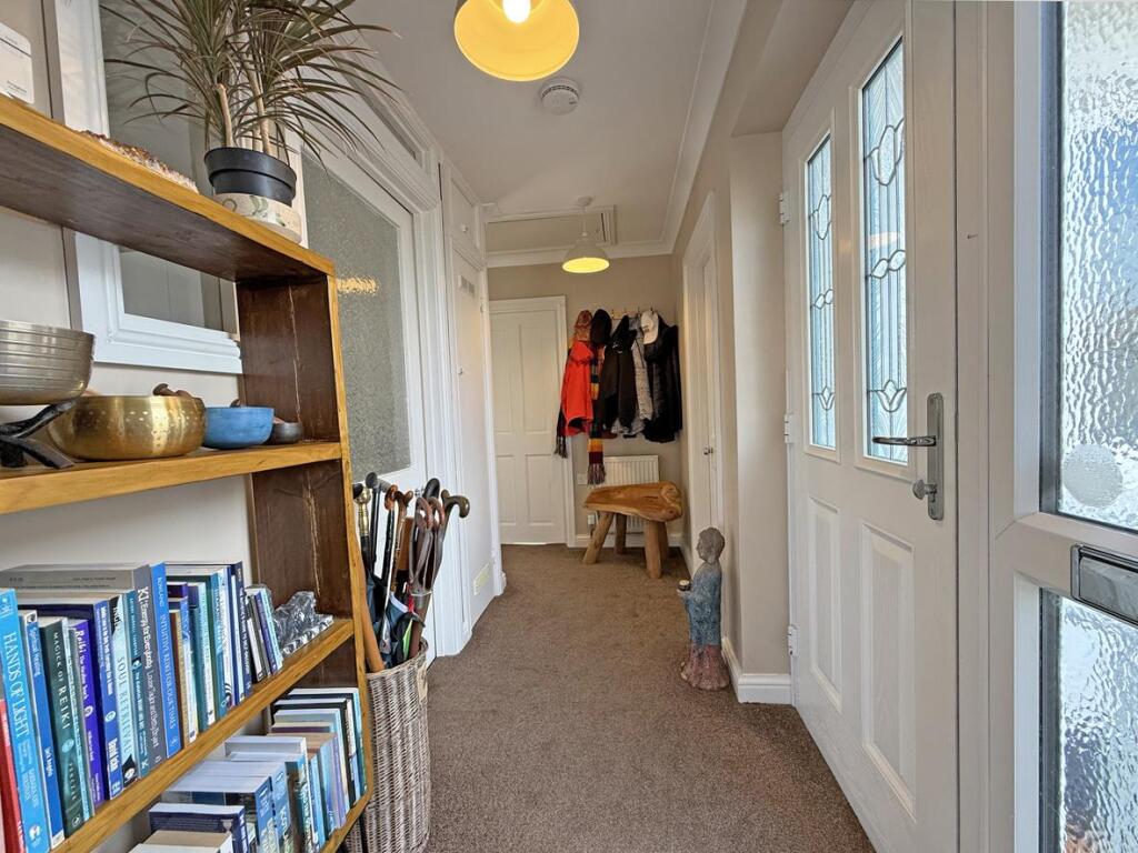 Belle Vue Avenue 9 - Entrance Hall.jpg