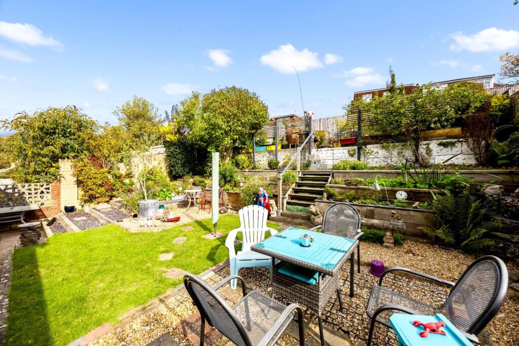 Broad Rigg Avenue, 37_018.JPG