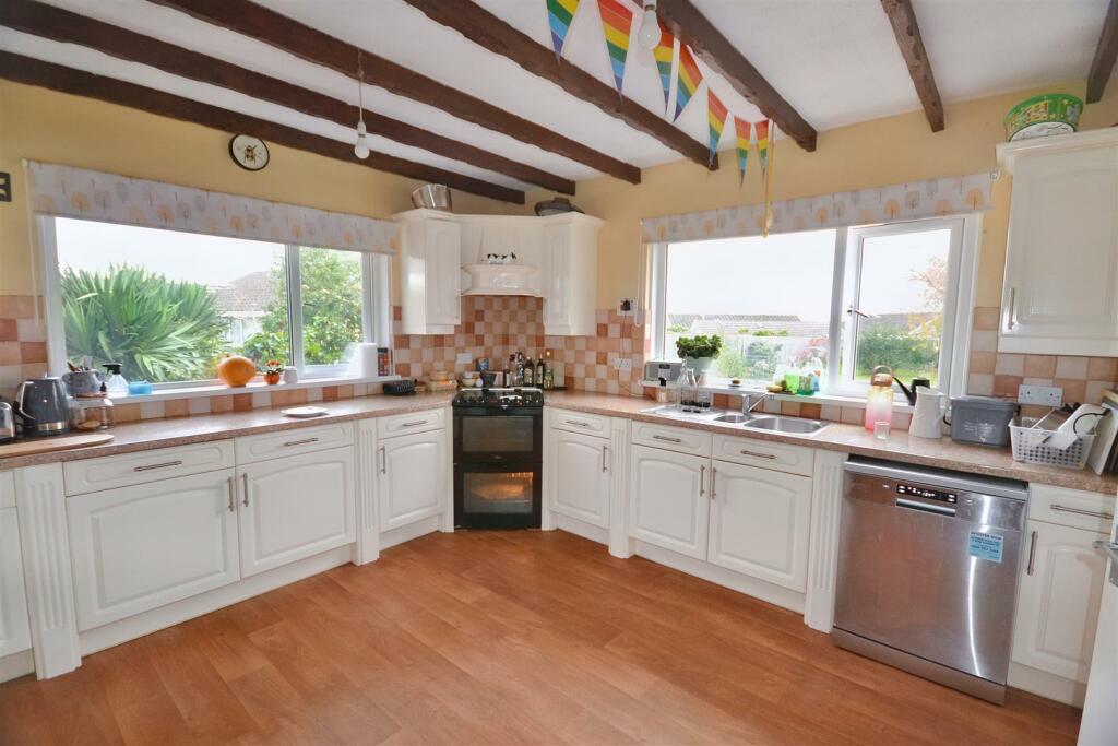 Kitchen 2.jpg