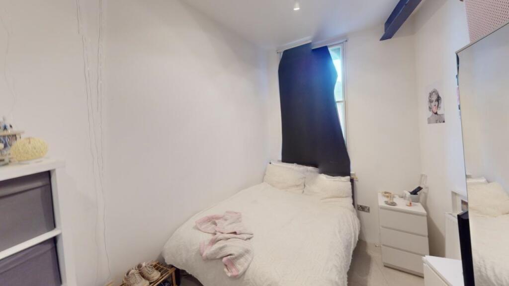 Cozy double bedroom featuring a comfortable dou...