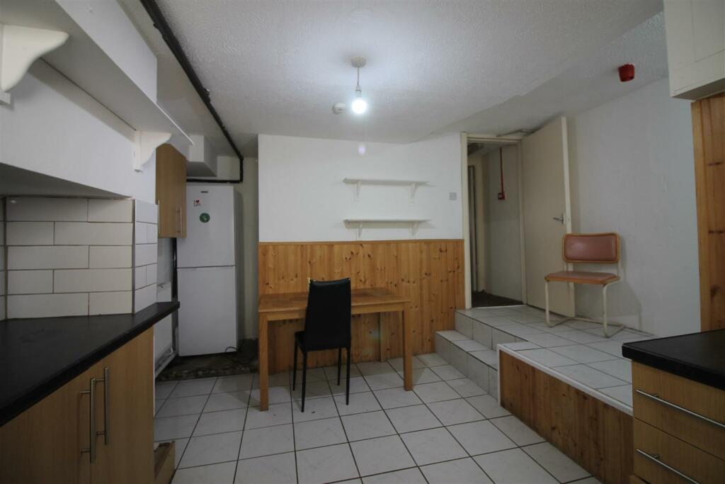 68RPA- Kitchen 3.JPG