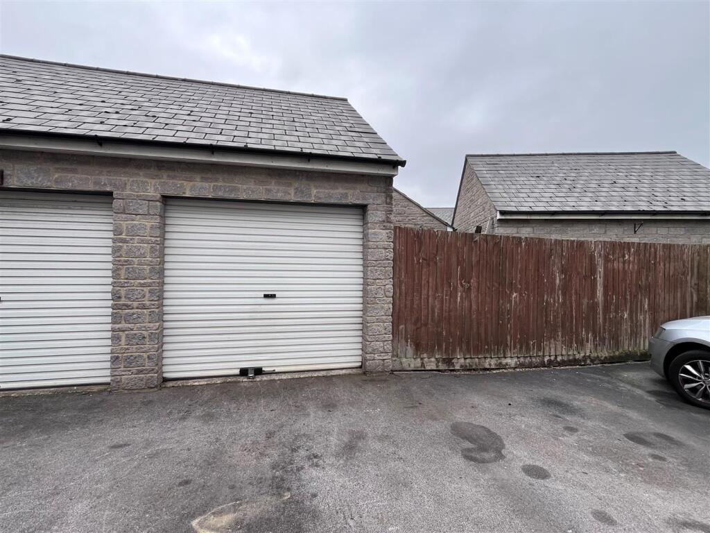 Garage &amp; Parking Space in Front