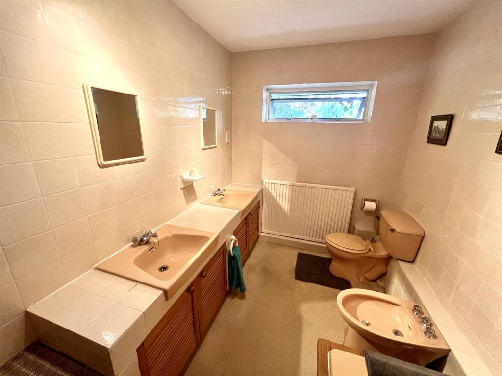 EN-SUITE BATHROOM