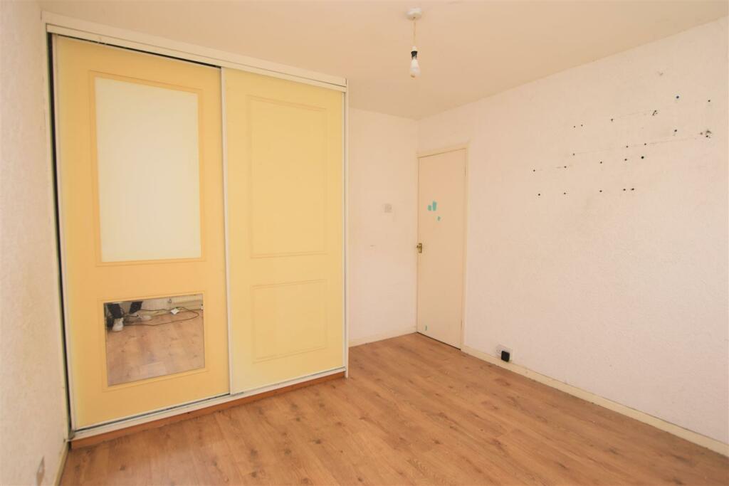 Bedroom 1 V2.JPG