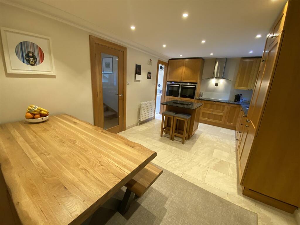 10 - Dining area.jpg