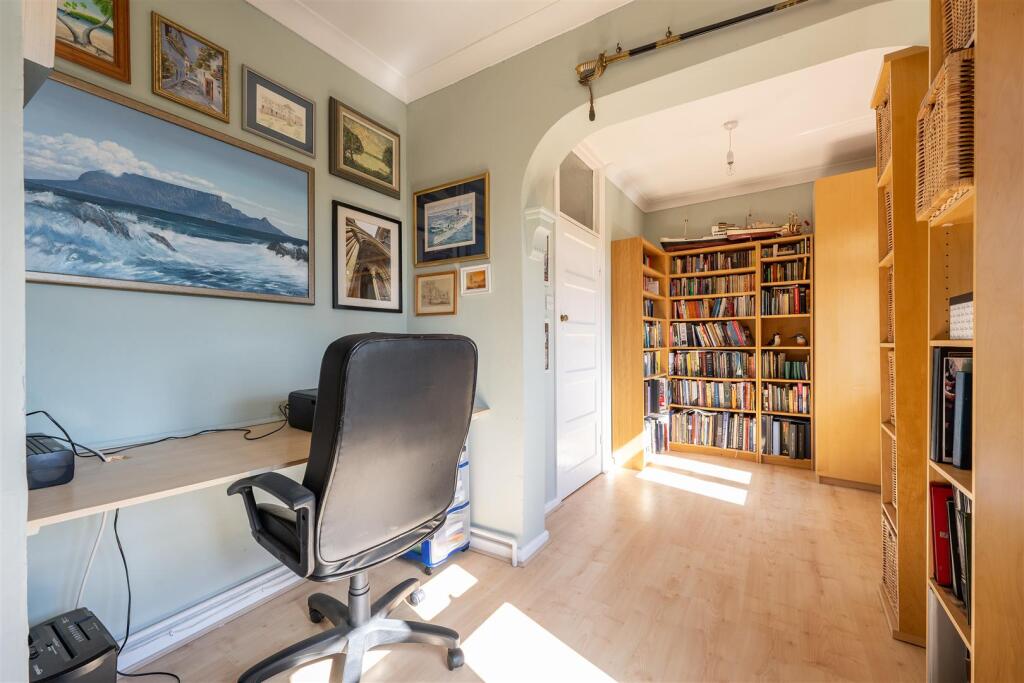 Sherwood Avenue, E18