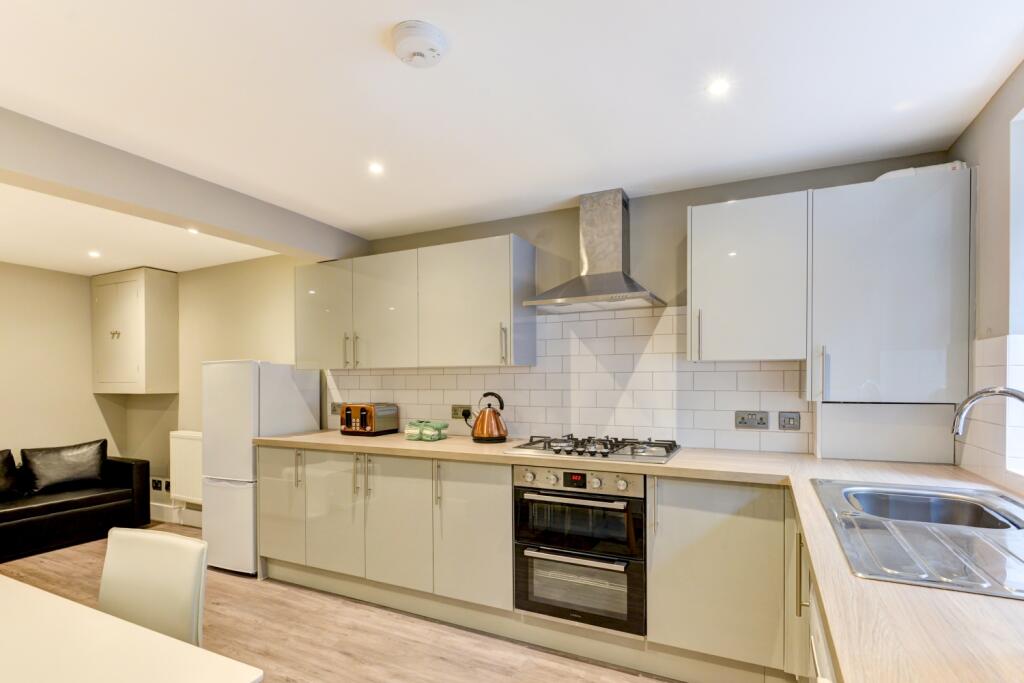 28 Caledonian Road Kitchen (2)