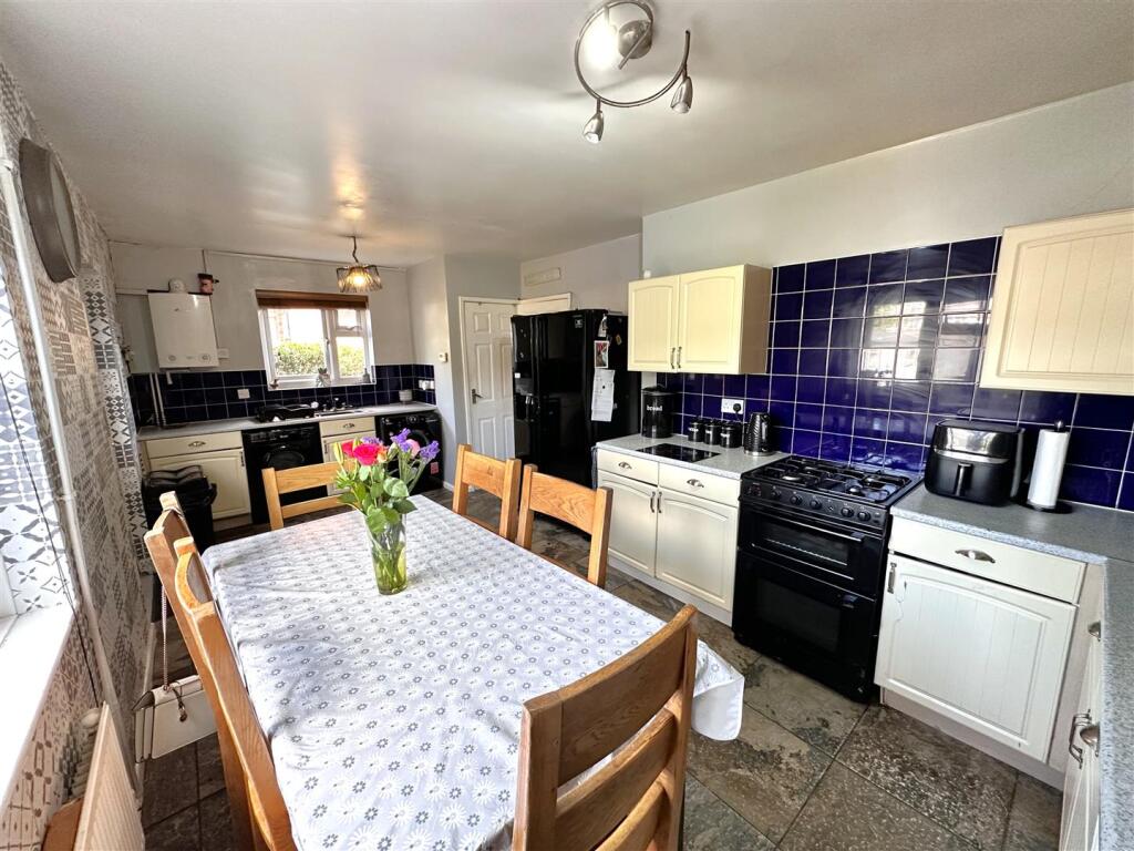 Spacious Dining Kitchen 589