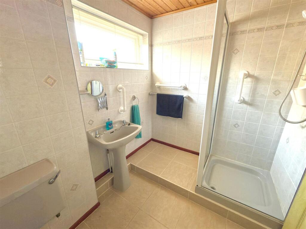 SHOWER ROOM.jpg