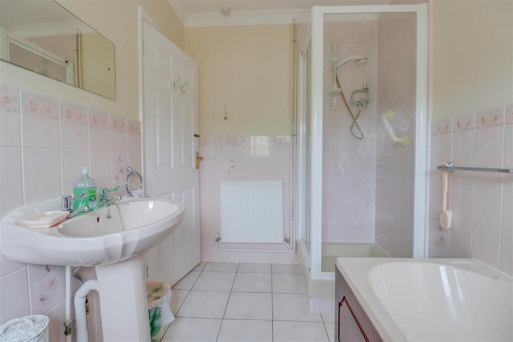 16 LONGFIELD CLOSE INSIDE-2.jpg