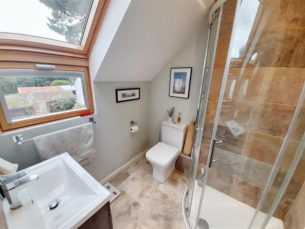 Ensuite (bedroom 3) - first floor