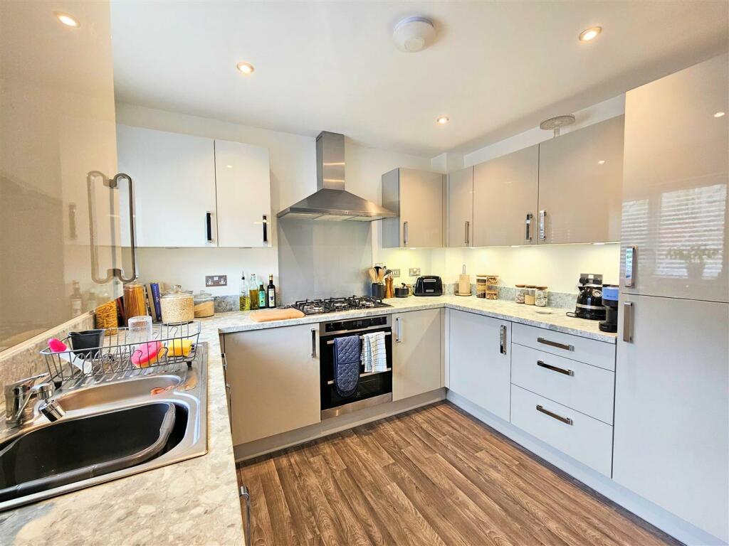 Kitchen 2.jpg