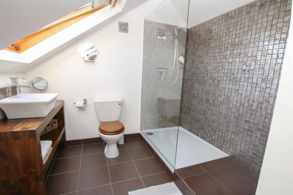 EN-SUITE SHOWER ROOM