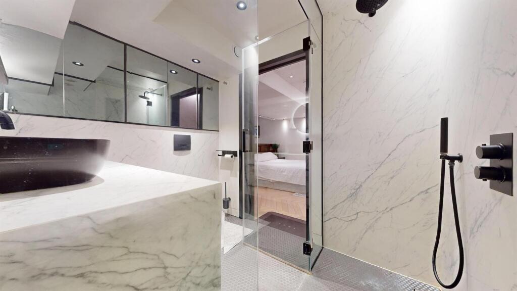 1BKHbathroom2.jpg
