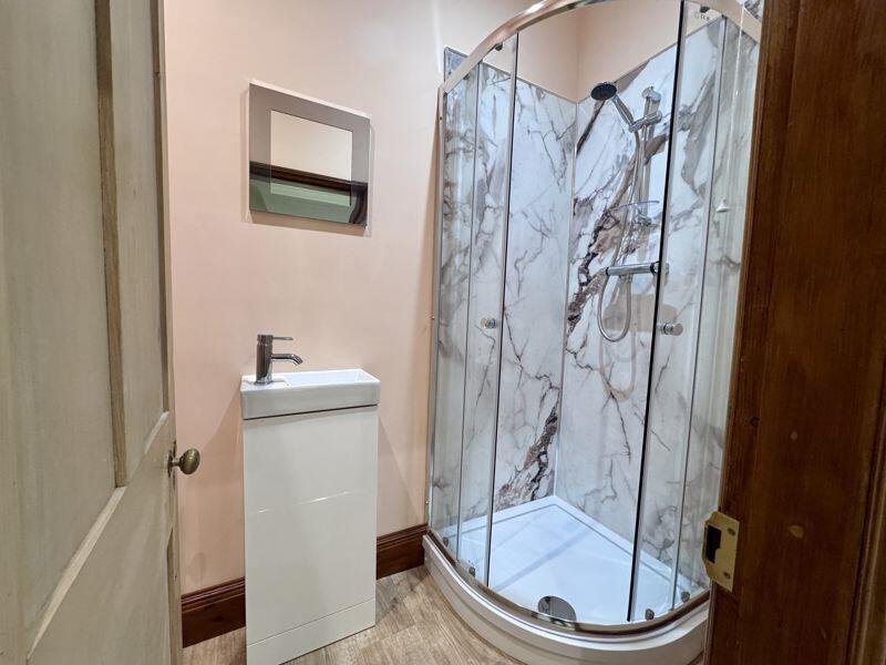 EN-SUITE SHOWER ROOM
