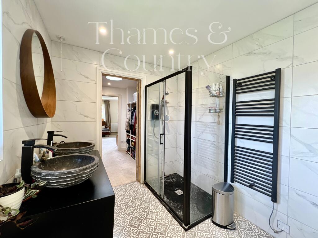 Primary bedroom en-suite bathroom