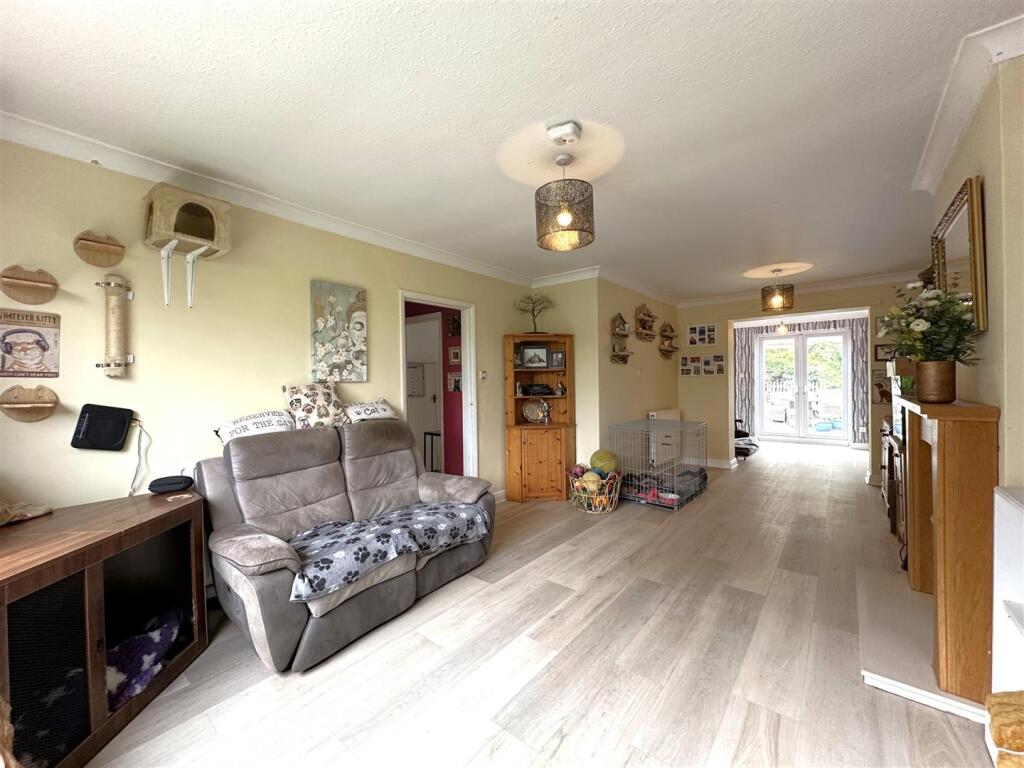 Generous Lounge &amp; Study Area 192